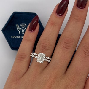 Anillo de compromiso único de 3 quilates con halo oculto de diamantes cultivados en laboratorio, corte radiante D/VVS2, con certificación IGI y banda a juego con diamantes marquesa laterales.