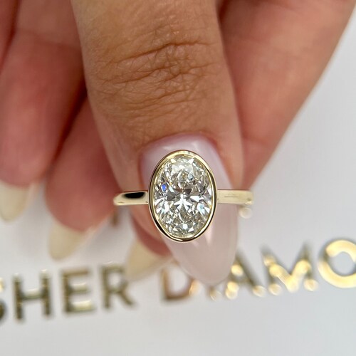 Anillo de compromiso solitario de oro amarillo de 14 k con diamantes cultivados en laboratorio de talla ovalada, engastado en bisel, color E, claridad VVS2, con certificación IGI de 2,5 quilates