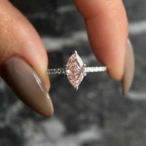 Fancy Intense Pink VVS2 Clarity 1.23 Carat Marquise Cut Lab Diamant Verlobungsring IGI Zertifiziert mit Hidden Halo E / VVS2 Round Diamonds