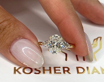 E-kleur VVS2 Clarity IGI-gecertificeerd 2,50 karaat ovaal geslepen, labgegroeide diamanten verlovingsring met drie stenen, peerdiamanten aan de zijkant, 14 kt geelgoud