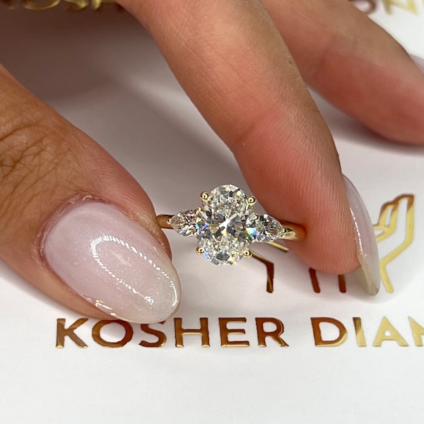 D-kleur VVS2 Clarity IGI-gecertificeerd 2,50 karaat ovaal geslepen, labgegroeide diamanten verlovingsring met drie stenen, peerdiamanten aan de zijkant, 14 kt geelgoud