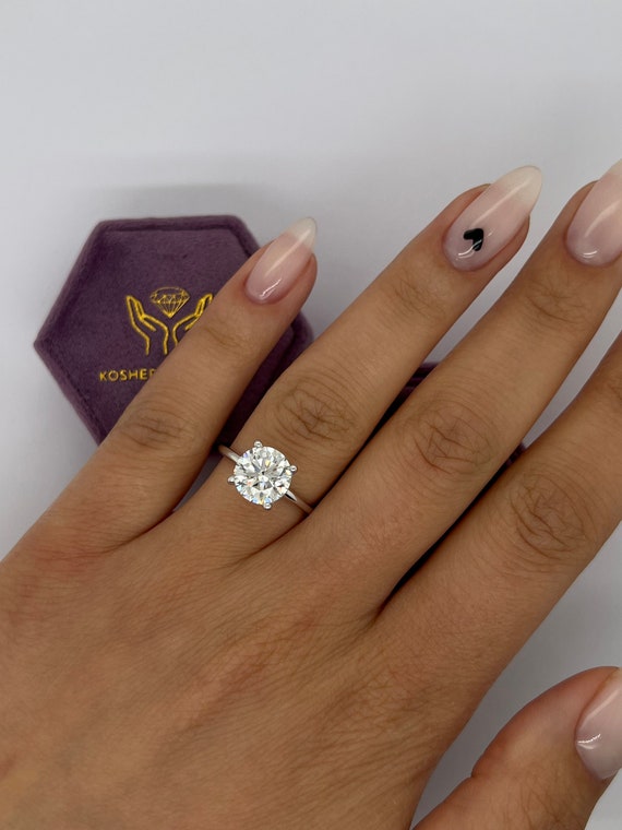 Simple Elegant IGI Certified Carat E/VVS2 Round Brilliant