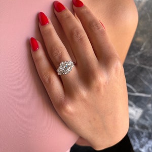 Anello di fidanzamento con tre pietre in diamanti da laboratorio taglio ovale da 5 carati E/VVS2 certificati IGI, diamanti centrali a mezzaluna da 4 carati, oro bianco 18 carati