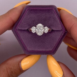 2 Karat D Farblos VVS2 Klarheit IGI-zertifiziert Oval Schnitt Labor gewachsen Drei Stein Diamant-Verlobungsring 14k Weißgold