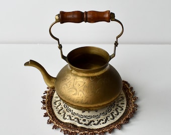 Vintage Brass Kettle: Home Decor Vase with Mini Rug Tray