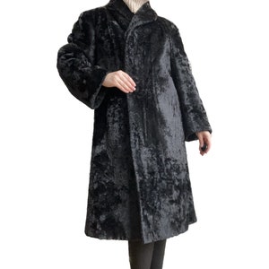 Schwarzer Vintage-Kunstpelzmantel, klassische warme Winter-Oberbekleidung, hohe Schultern, versteckter Knopfverschluss, klassischer, zeitloser Stil, luxuriös, 1980er-Jahre
