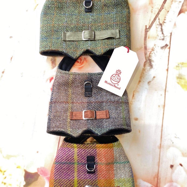 Teckel Luxury Harris Tweed Dog Harness avec doublure en polaire super douce pour plus de confort. Fixation en laisse. 3 choix de couleurs.