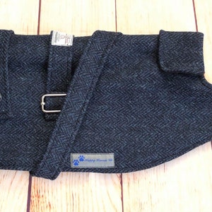 Manteau d'hiver chaud pour chien doxie / teckel / veste en tweed Harris véritable à chevrons bleus avec boutons effet bois.