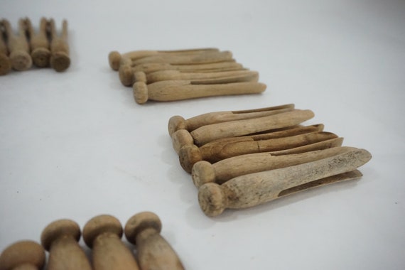 Lot de 36 anciennes épingles à vêtements en bois tête ronde