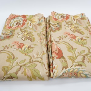 以下が含まれることがあります： 花柄の2つ折り生地パネル。デザインは、ベージュの背景に、ピーチ、赤、クリームの色合いの大きな様式化された花と、緑と茶色の葉が特徴です。生地は中程度の重さのようです。