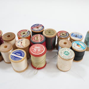 Vintage Wooden Thread Spools, Antique Textiles, Primitive Rustic Country Decor, 18 Large Threads, Mixed Colors, Lot 175 Free USA Ship
