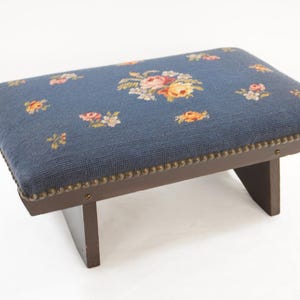 Reposapiés antiguo, reposapiés con bordado, muebles antiguos, muebles Tudor, estilo inglés antiguo, cabeza de clavo con bordado floral, envío gratuito a EE. UU.