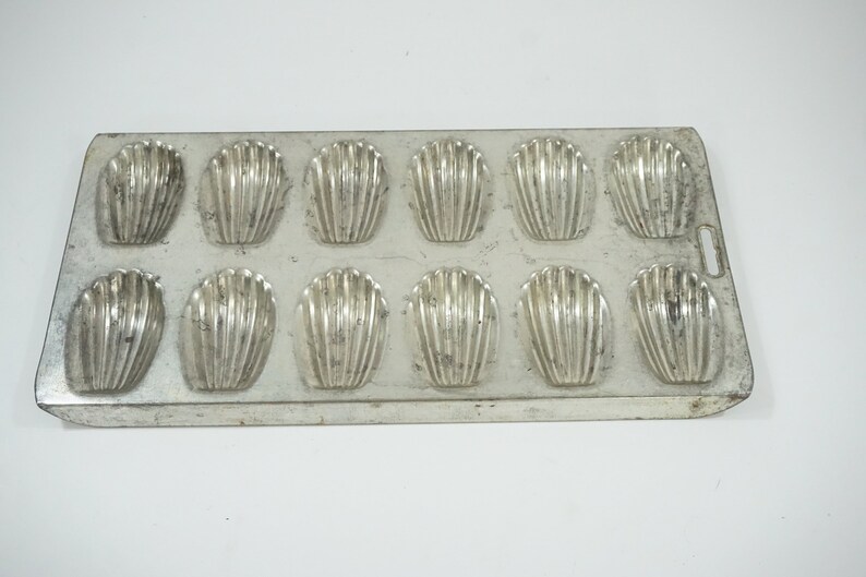 Madeleine Shell Cookie Pan, Scalloped Shell Molded Pan, 12 ct Sh Madeleine Shell Cookie Pan, Scalloped Shell Molded Pan, 12 ct Sh