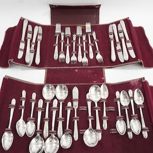 WM. A Rogers AAA Heavy International Silverplate Flatware Set, 1941 Triumph, Holiday Silverplate, 32 pcs., Service for 8 Free USA Ship
