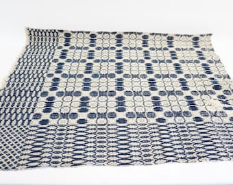 Retalho de colcha tecida em tear azul e branco, manta de lã tecida, padrão geométrico, manta antiga em mau estado de conservação (com problemas), frete grátis para os EUA.