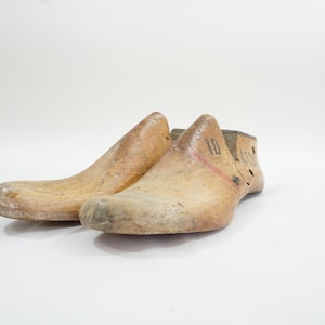 2 Wooden Shoe Trees, Child Sizes, Vintage Shoe Molds, Empire Branch Rochester 1940s Shoe Molds, Different Sizes Free USA Ship