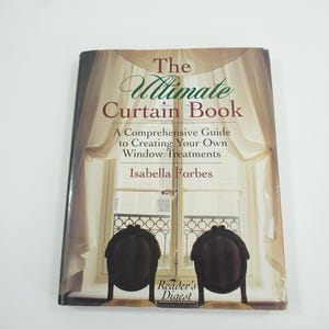 Może przedstawiać: Okładka książki z fotografią dwóch okien z białymi zasłonami i dwoma krzesłami przed nimi. Tytuł książki to "The Ultimate Curtain Book: A Comprehensive Guide to Creating Your Own Window Treatments" autorstwa Isabella Forbes. Wydane przez Reader's Digest.