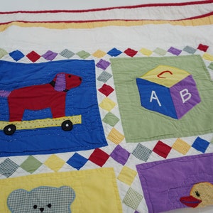 Trapunta fatta a mano, trapunta per culla, trapunta, trapunta patchwork, cavallo a dondolo, colori primari, trapunta a blocchi, 34" x 44" Spedizione gratuita negli Stati Uniti