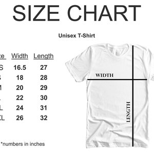 Puede incluir: Tabla de tallas para una camiseta unisex que muestra las medidas de ancho y largo en pulgadas para las tallas XS, S, M, L, XL y 2XL.