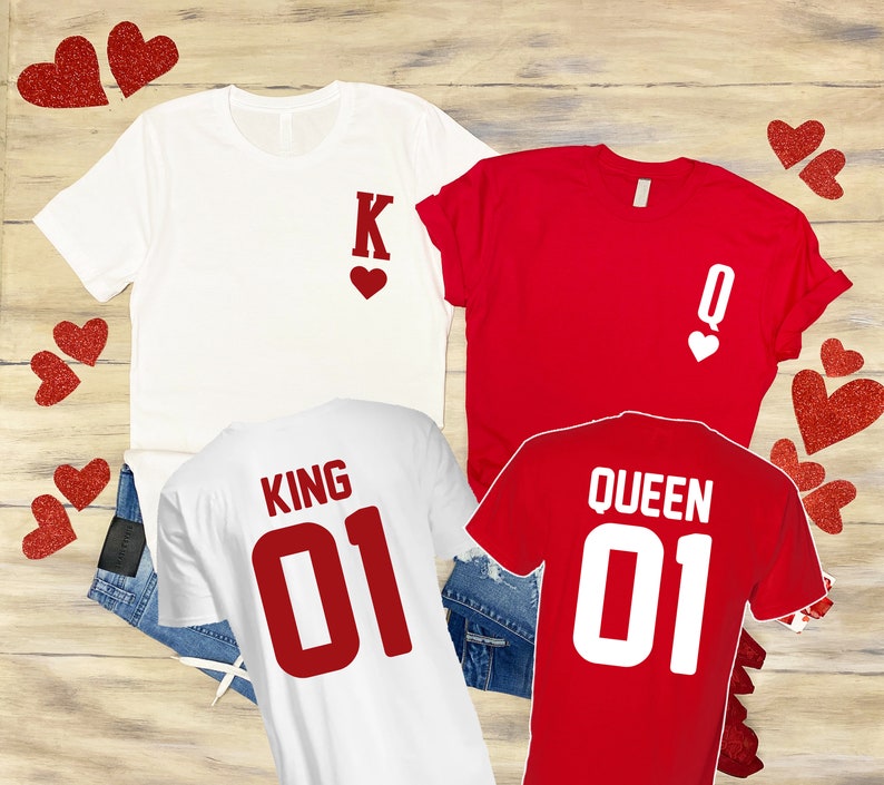 Puede incluir: Dos camisetas blancas con texto rojo y un coraz&oacute;n rojo. Una camiseta dice "King 01" y la otra dice "K" con un coraz&oacute;n rojo. Dos camisetas rojas con texto blanco y un coraz&oacute;n blanco. Una camiseta dice "Queen 01" y la otra dice "Q" con un coraz&oacute;n blanco.