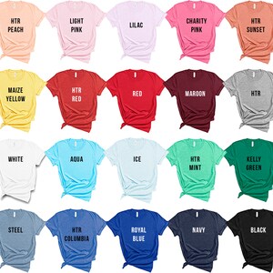 Puede incluir: Veinte camisetas de diferentes colores con texto en cada camiseta. El texto incluye nombres de colores como "HTR Peach", "Light Pink", "Lilac", "Charity Pink", "HTR Sunset", "Maize Yellow", "HTR Red", "Red", "Maroon", "HTR", "White", "Aqua", "Ice", "HTR Mint", "Kelly Green", "Steel", "HTR Columbia", "Royal Blue", "Navy" y "Black".