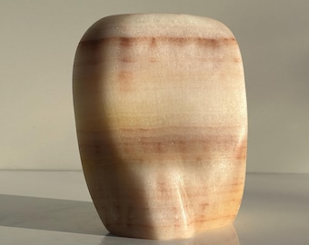 Escultura de ónix hecha a mano: arte abstracto en piedra, diseño de interiores