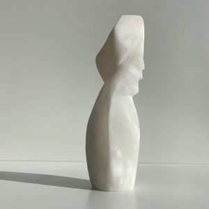 Idol, Skulptur, abstrakt, Unikat, Original, Alabaster Skulptur, Steinskulptur, Interior Design, Naturstein, moderne Kunst, weisser Stein