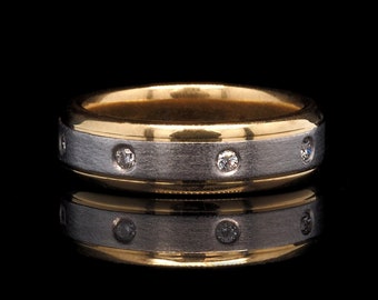 A handmade 6mm wide 18ct yellow gold wedding ring with a platinum inlay and flush set diamonds. Size O 1/2