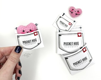 Umarmungshalter für die Hosentasche - Digitales PDF zum Ausdrucken - für gehäkelte Taschenherzen, mit ausgeschnittenen Preisvorlagen und Geschenkanhängern