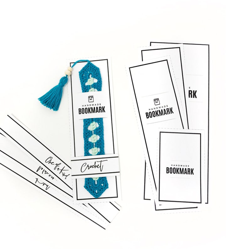 Puede incluir: Un conjunto de marcap&aacute;ginas de ganchillo hechos a mano con un dise&ntilde;o en color turquesa y blanco. Los marcap&aacute;ginas est&aacute;n empaquetados con una tarjeta blanca que dice "Handmade Bookmark" y "Crochet".