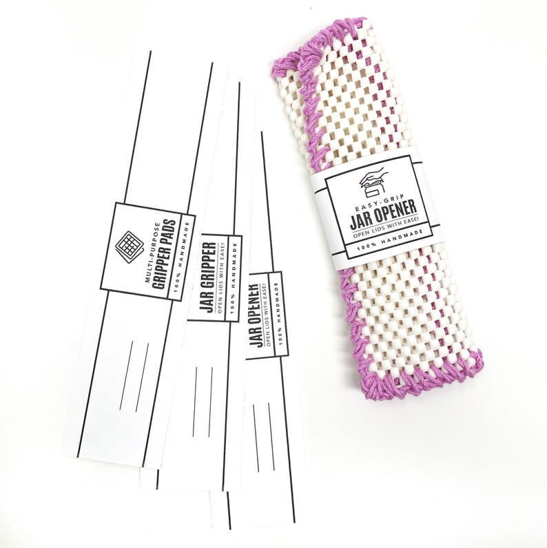 K&ouml;nnte beinhalten: Drei wei&szlig;e Etiketten mit schwarzem Text, der "Multi-purpose Gripper Pads", "Jar Gripper Open Lids With Ease! 100% Handmade" und "Jar Opener Open Lids With Ease! 100% Handmade" lautet. Ein wei&szlig;er und lilafarbener geh&auml;kelter Einmachglas&ouml;ffner mit einem Etikett, auf dem "Easy-Grip Jar Opener Open Lids With Ease! 100% Handmade" steht.