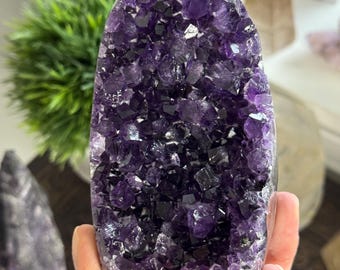 Geoda de racimo de cristal de amatista, color morado oscuro, color jalea de uva, amatista de pie con base tallada, espécimen mineral de alta calidad, decoración de naturaleza mística A53