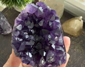 Geoda de racimo de cristal de amatista, color morado oscuro, color jalea de uva, amatista de pie con base tallada, espécimen mineral de alta calidad, decoración de naturaleza mística A33