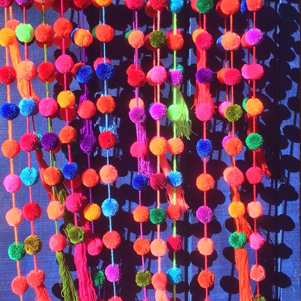 Guirlande de pompons mexicains multicolores faits main. Fabriqué artisanalement, commerce équitable.
