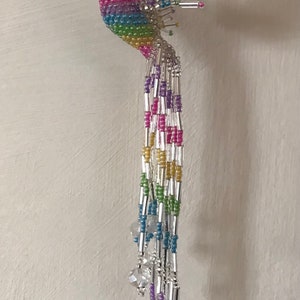 Ornement de colibri perlé à la main avec une queue extra longue de 15 cm (5 po.) par la coopérative de perles pour femmes mayas Beyond Fair Trade