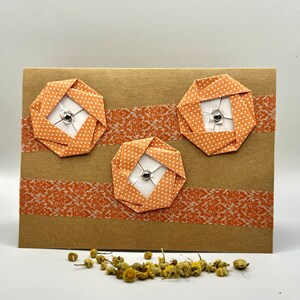 Pomarańczowe kropki kwiaty origami z pomarańczowym akcentem kwiatowym, ręcznie robiona kartka okolicznościowa (pusta w środku)