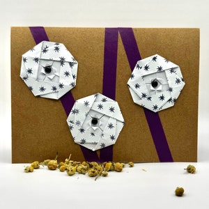 Cartão comemorativo feito à mão com flores de origami de estrelas preto e branco (em branco dentro)