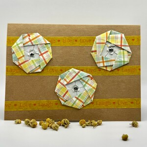 Żyj, śmiej się, kochaj, żółte, kratkowane kwiaty origami, ręcznie robiona kartka z pozdrowieniami (puste w środku)