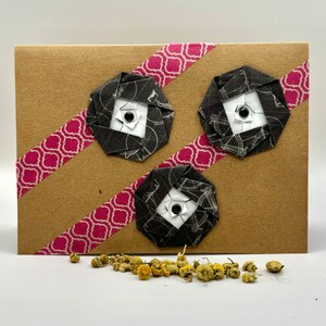 Carte de voeux faite main en origami à motifs de bicyclettes noire avec des rayures roses (vierge à l'intérieur)