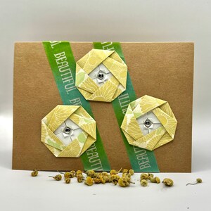 Żółte kwiaty origami z zielonym akcentem „Piękny” Ręcznie robiona kartka okolicznościowa (pusta w środku)
