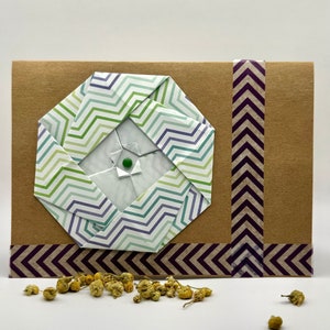 Ręcznie robiona zielona i fioletowa zygzakowata kartka z kwiatami origami (pusta w środku)