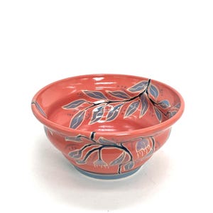 手描きと手彫りの葉模様、スグラッフィートが施された珊瑚陶器のボウル