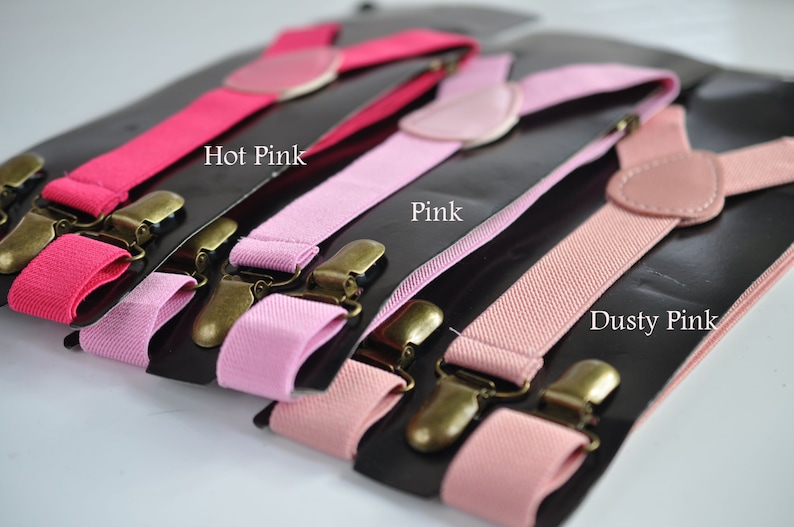 Peut inclure: Trois paires de bretelles dans diff&eacute;rentes nuances de rose&nbsp;: rose vif, rose et rose poudr&eacute;. Chaque paire est dot&eacute;e de bretelles r&eacute;glables et de clips m&eacute;talliques dor&eacute;s.