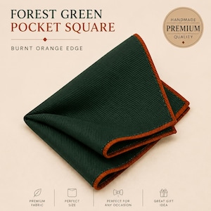 Puede incluir: Un pañuelo de bolsillo verde bosque con un acabado de tela texturizada y un borde cosido en color naranja quemado. El accesorio está doblado en forma triangular, resaltando el color verde intenso y el detalle del borde naranja vibrante.