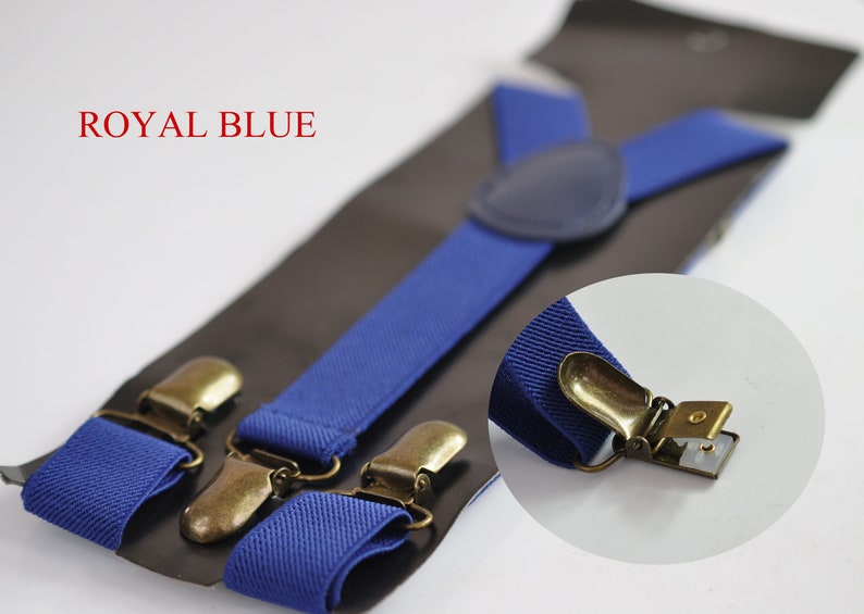 Puede incluir: Tirantes azul real con clips de metal dorado. Los tirantes est&aacute;n hechos de tejido tejido y tienen un dise&ntilde;o cl&aacute;sico.