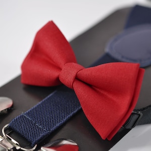 Rote Baumwolle Fliege Bowtie + Marine blau elastische Hosenträger Hosenträger für Männer Erwachsene / Jugend Teenage / junge Kinder / Baby Kleinkind Kleinkind