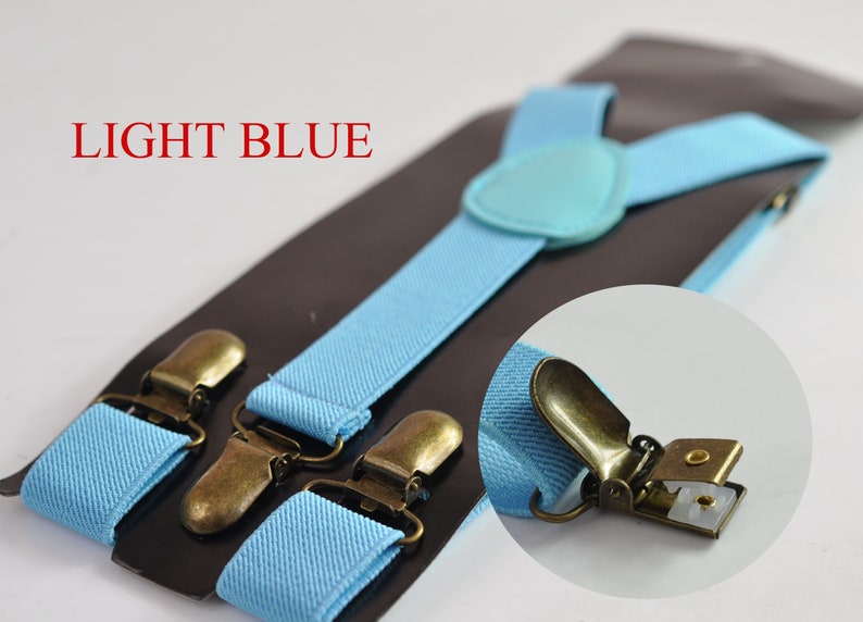 Puede incluir: Tirantes de color azul claro con clips de metal dorado. Los tirantes est&aacute;n hechos de un tejido suave y tejido y tienen un dise&ntilde;o cl&aacute;sico.