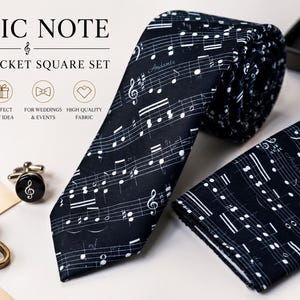 Könnte beinhalten: Ein schwarzes Krawatten- und Einstecktuch-Set mit einem Muster aus weißen Notenlinien und Noten. Das Set enthält ein Paar runde schwarze Manschettenknöpfe mit einem weißen Violinschlüssel-Symbol. Der Text auf dem Bild lautet MUSIC NOTE TIE & POCKET SQUARE SET.