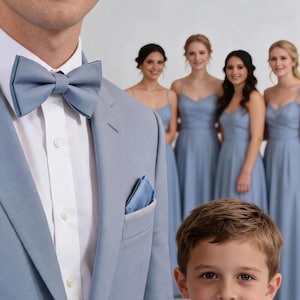 Puede incluir: Retrato de grupo formal. Un hombre con un traje azul claro con pajarita y pañuelo a juego. Damas de honor con vestidos azul claro en el fondo. Un niño pequeño con un traje y pajarita a juego.