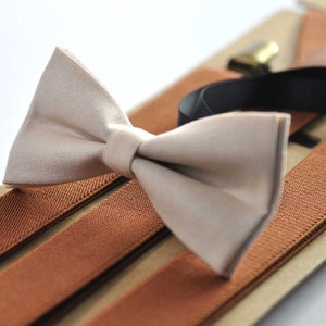 Begie Sand Pale Brown Cotton Bow tie Bowtie + Tan Brown Elastic Bretels Bretels voor Mannen / Jeugd Tiener / Jongens Kinderen / Baby Baby Peuter